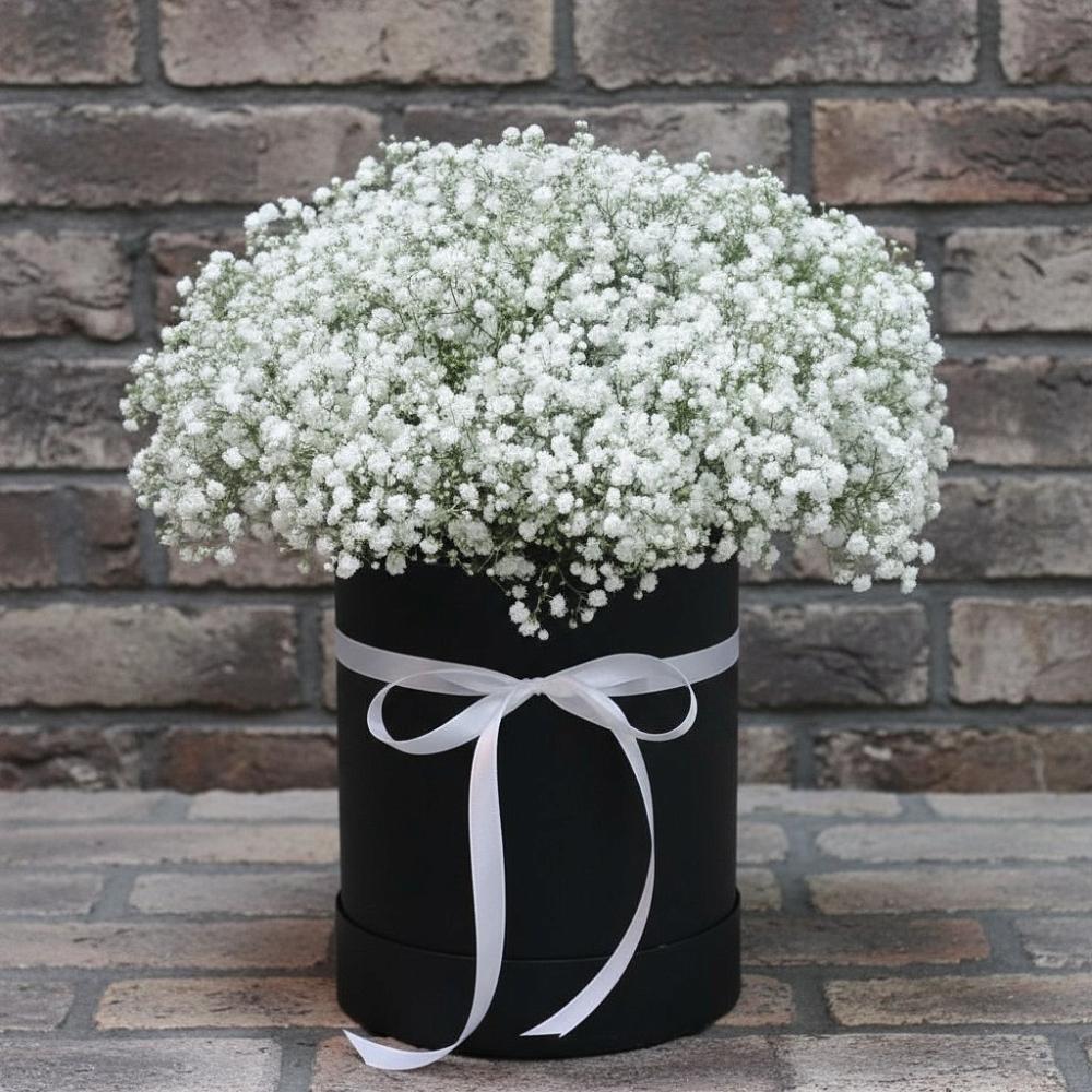 Цветочная композиция из Гипсофила в шляпной коробке в Волоколамске