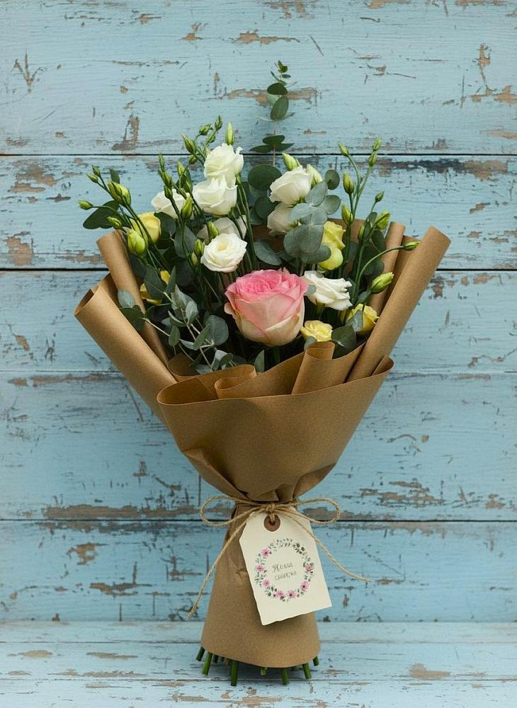 Букет цветов из: Розы и Лизиантусы в Волоколамске