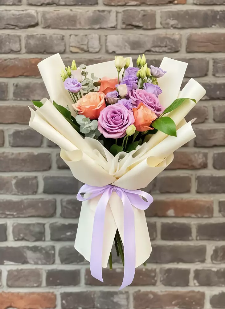 Букет цветов из: Лизиантусы и Розы в Волоколамске