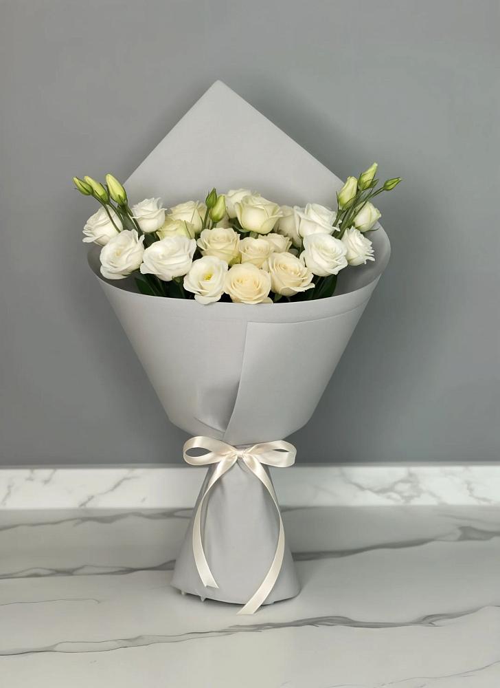 Букет цветов из: Розы и Лизиантусы в Волоколамске