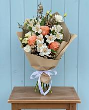 Букет цветов из:  Альстромерии, Лизиантусы, Розы и Хризантемы в Волоколамске