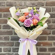 Букет цветов из:  Лизиантусы и Розы в Волоколамске