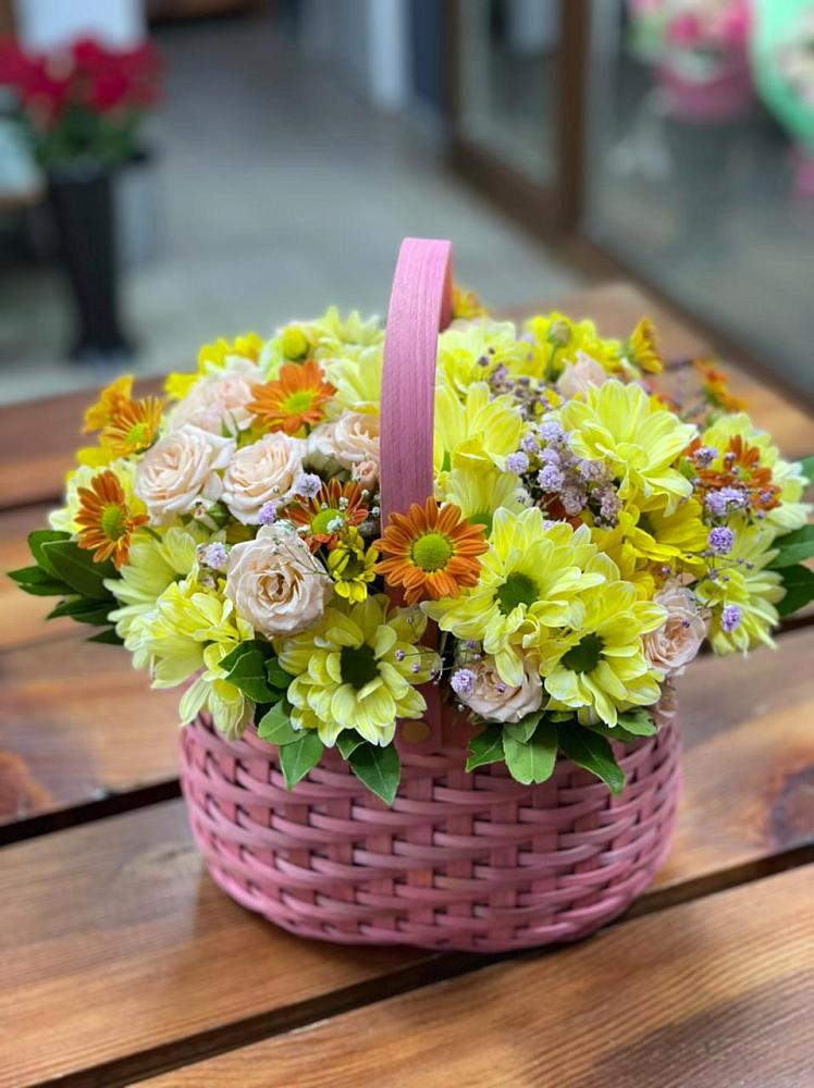 Цветочная композиция из Хризантемы и Розы в корзине в Волоколамске