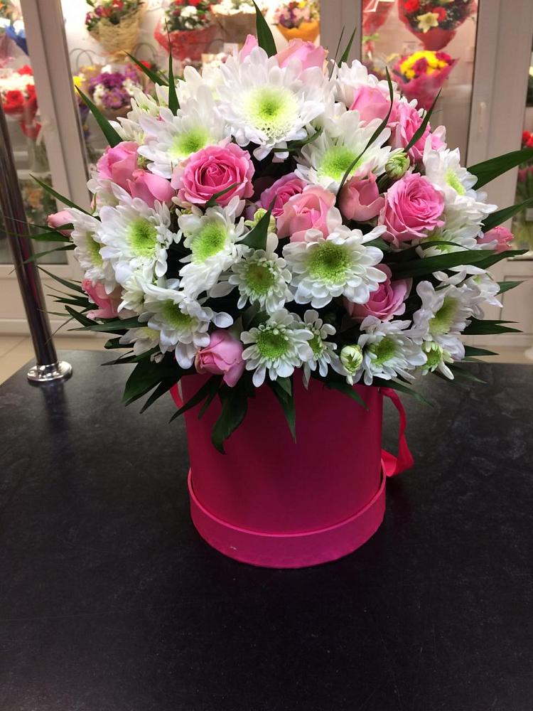 Цветочная композиция из Розы и Хризантемы в шляпной коробке в Волоколамске