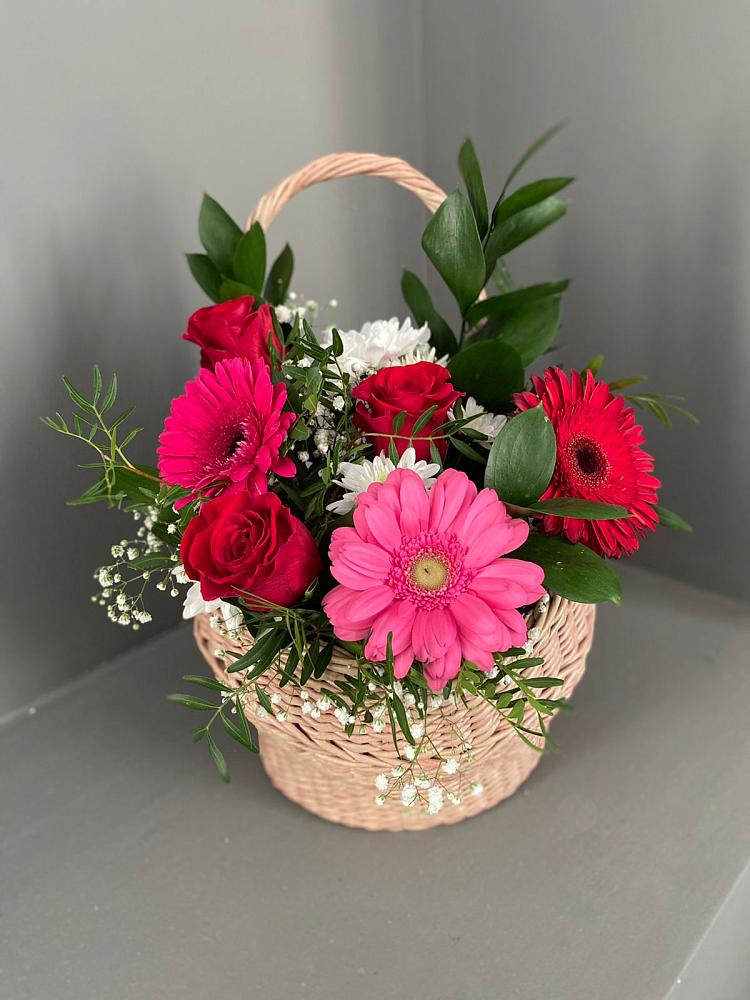 Цветочная композиция из Розы, Хризантемы и Герберы в корзине в Волоколамске