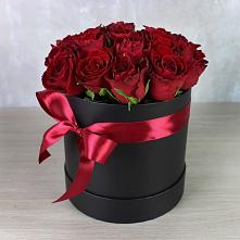 Цветочная композиция из Розы в шляпной коробке в Волоколамске