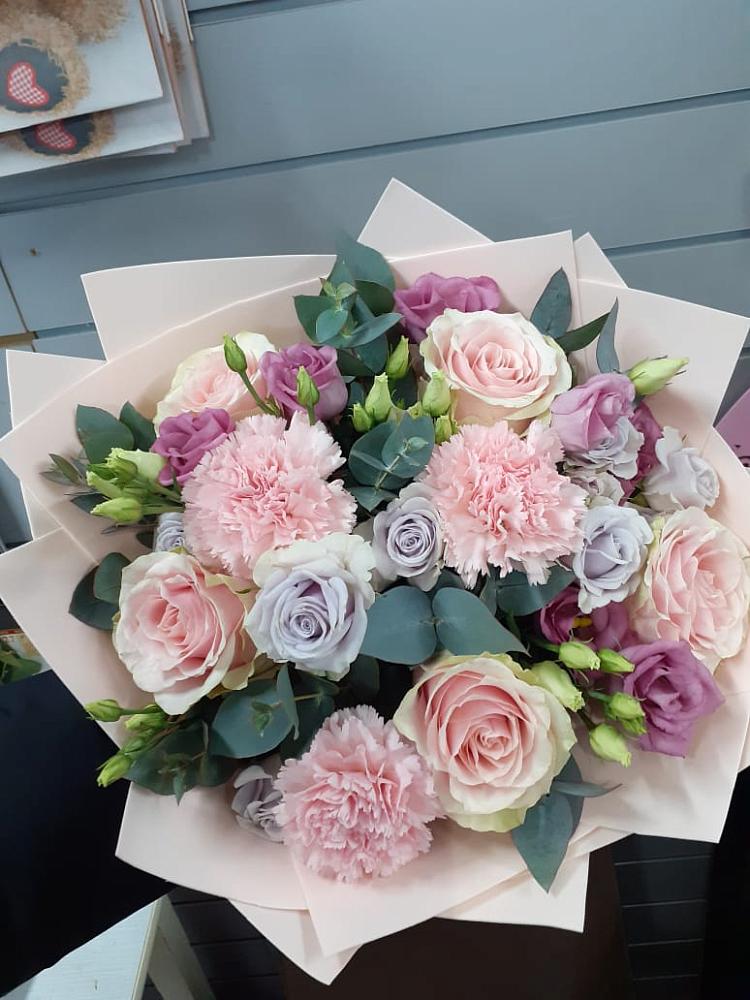 Букет цветов из: Розы, Гвоздики и Лизиантусы в Волоколамске